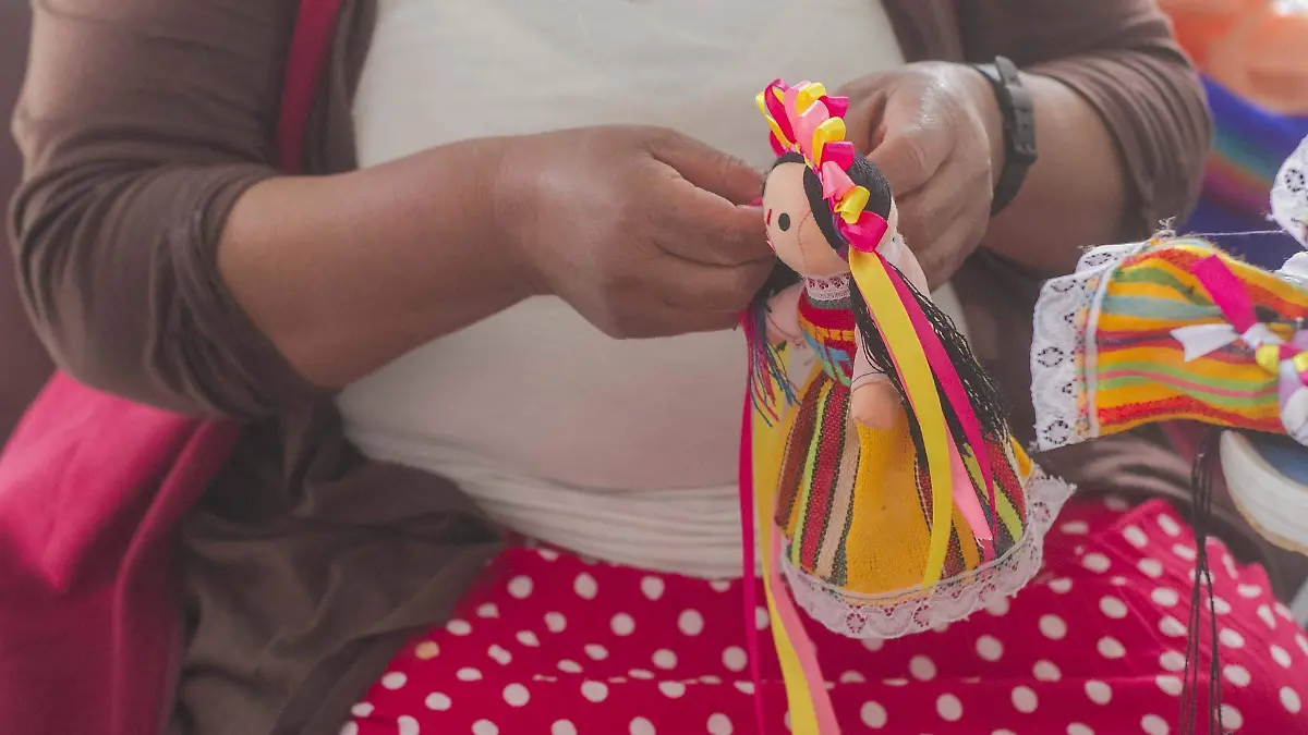 Con las máquinas, las artesanas pueden hacer detalles finos en la terminación de sus creaciones.  Archivo.